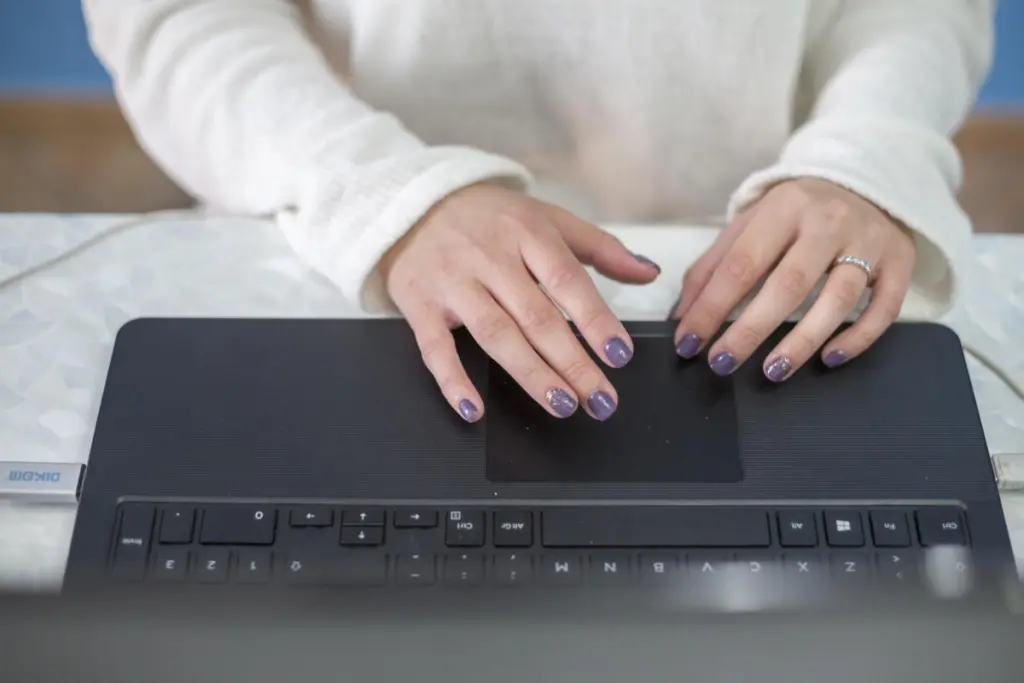 long form mani su laptop