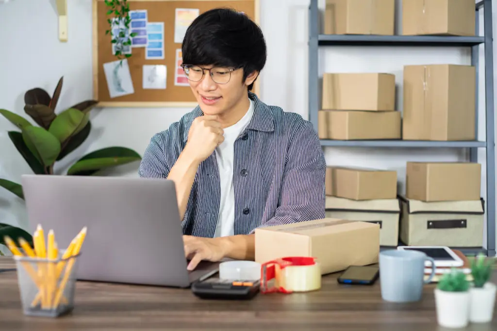 SEO per e-commerce Uomo al pc