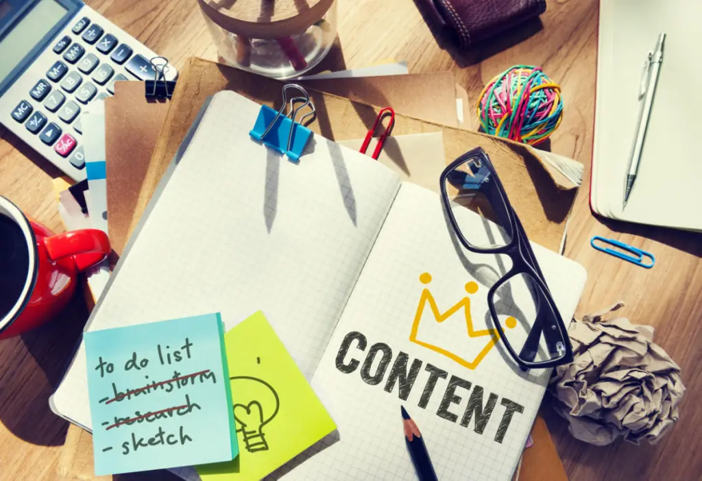 seo content writing appunti su scrivania