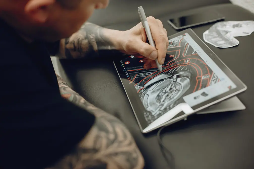 errori nel web design, artista al lavoro